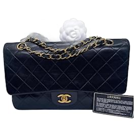 Chanel-Bolso de mano Chanel Classique en piel de cordero negra y metal bañado en oro 24 quilate.-Negro