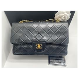 Chanel-Chanel Classique Handtasche aus schwarzem Lammleder und vergoldetem Metall 24 Karat.-Schwarz