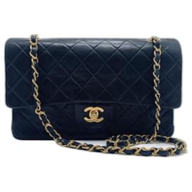 Chanel-Bolsa Chanel Classique em pele de cordeiro preta e metal banhado a ouro 24 Cara-Preto