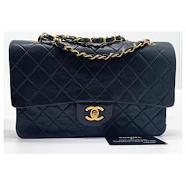 Chanel-Bolsa Chanel Classique em pele de cordeiro preta e metal banhado a ouro 24 Cara-Preto