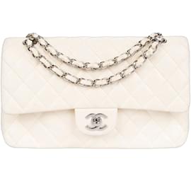 Chanel-Chanel Bolsa acolchoada em pele de cordeiro prateada com aba forrada média-Branco
