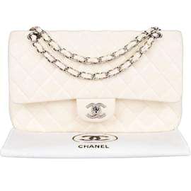 Chanel-Mittelgroße, gefütterte Flap-Tasche aus gestepptem Lammleder von Chanel mit silberner Hardware-Weiß