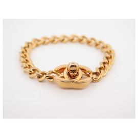 Chanel-PULSEIRA VINTAGE CHANEL 1996 Pulseira de metal dourado atemporal com fecho com logotipo CC-Dourado