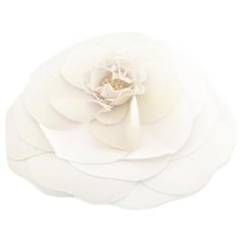 Chanel-LARGE CHANEL CAMELIA sizeM BROOCH 19 CM IN WHITE FABRIC + XXL WHITE BROOCH BOX-White