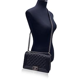 Chanel-Bolsa de ombro média para menino em couro de caviar preto acolchoado-Preto