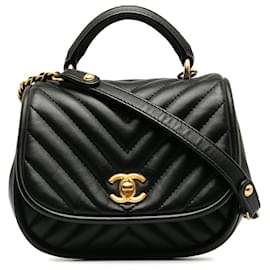 Chanel-Bolsa redonda Chanel Mini preta acolchoada reversa em pele de cordeiro Chevron-Preto