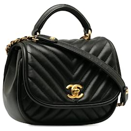 Chanel-Bolsa redonda Chanel Mini preta acolchoada reversa em pele de cordeiro Chevron-Preto