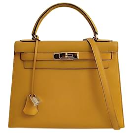 Hermès-Hermès Kelly 28 shoulder bag in Courchevel yellow gold leather-Yellow