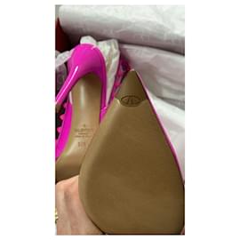 Valentino Garavani-Valentino Garavani Rockstud patent pumps 100mm-Fuschia