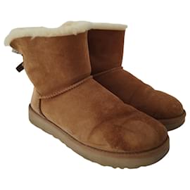 Stivali UGG Mini Bailey II in montone cammello e pelle scamosciata Cammello