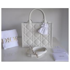 Dior-Borsa tote Dior Book 2024-Bianco