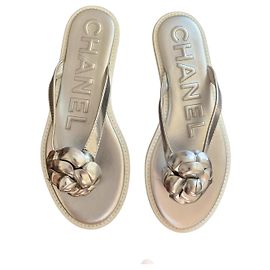 Chanel Sandali infradito con l'iconica camelia. Suola bianca taglia francese 40.5 Argento
