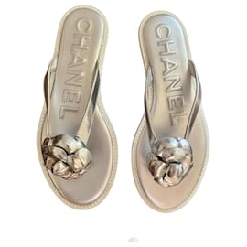 Chanel-Flip-Flop-Sandalen mit der ikonischen Kamelie. Weiße Sohle, französische Größe 40.5-Silber