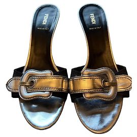 Sandales Fendi en cuir verni argent Argenté