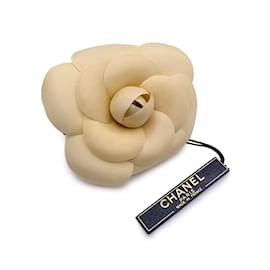Chanel-Broche vintage en tissu beige avec fleur de camélia et camélia-Beige