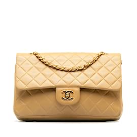 Chanel-Bolsa de ombro com aba forrada de pele de cordeiro Tan Chanel média clássica-Camelo