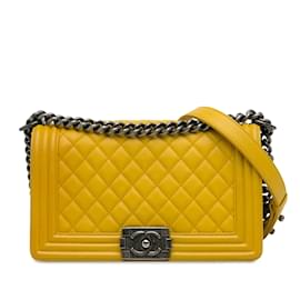 Chanel-Gelbe Chanel Medium Boy Flap Umhängetasche aus Kalbsleder-Gelb