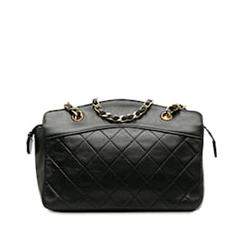 Chanel-Bolsa de ombro Chanel preta acolchoada em pele de cordeiro-Preto