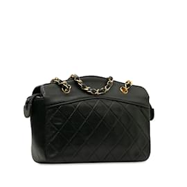 Chanel-Bolsa de ombro Chanel preta acolchoada em pele de cordeiro-Preto