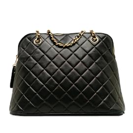 Chanel-Bolsa de ombro Chanel preta acolchoada em pele de cordeiro com cúpula-Preto