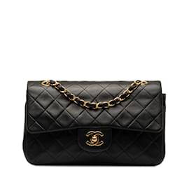 Chanel-Bolsa de ombro com aba preta Chanel pequena clássica forrada de pele de cordeiro-Preto