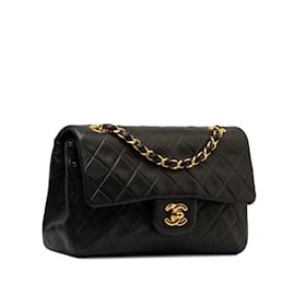 Chanel-Bolsa de ombro com aba preta Chanel pequena clássica forrada de pele de cordeiro-Preto