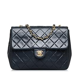 Chanel-Bolsa preta Chanel Mini Classic Square em pele de cordeiro com aba única-Preto