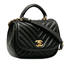 Chanel-Bolso satchel redondo Chanel mini de piel de cordero con chevrón acolchado invertido en negro-Negro