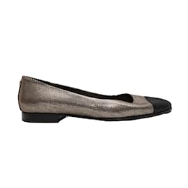 Chanel-Chaussures plates Chanel Cap-Toe argentées et noires Taille 39.5-Argenté