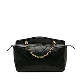 Chanel-Bolsa de ombro com corrente preta Chanel acolchoada em pele de cordeiro-Preto