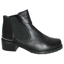 Stuart Weitzman-Stuart Weitzman Ankle Boots in Black Leather-Black