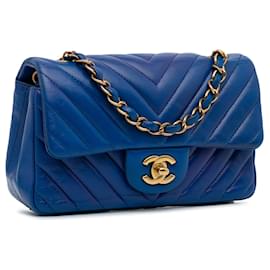 Chanel-Bolsa Chanel Azul Mini Chevron Acolchoada em Pele de Cordeiro Retangular com Aba-Azul