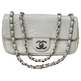 Chanel-Chanel Bolsa pequena com aba pequena com símbolos preciosos em couro branco em relevo-Bege