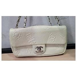 Chanel-Chanel Bolsa pequena com aba pequena com símbolos preciosos em couro branco em relevo-Bege