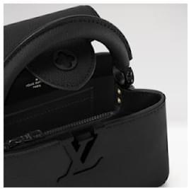 Louis Vuitton-LV Capucines East-West Mini se traduit par LV Capucines Est-Ouest Mini en français.-Noir