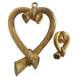 Escada Conjunto Colar Coração Grande e Broche Dourado Aço Dourado