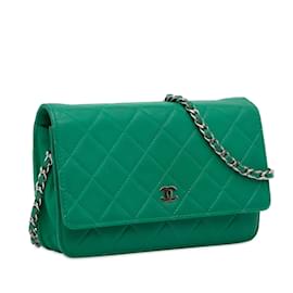 Chanel-Carteira Chanel Clássica de Pele de Cordeiro Verde em Bolsa Crossbody com Corrente-Verde