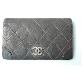 Chanel-CHANEL portafoglio in pelle di caviale a due ante in condizioni eccellenti.-Marrone scuro