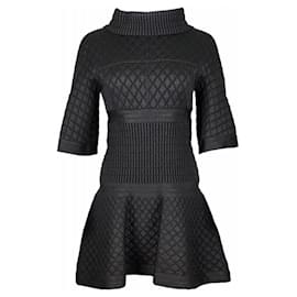 Chanel-Schwarzes gestepptes schimmerndes Kleid-Schwarz