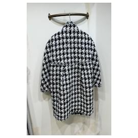 Chanel-Manteau en tweed à boutons CC à 9 000 $.-Multicolore