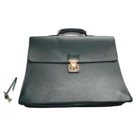 sacoche louis vuitton cuir taiga vert avec clefs Vert clair