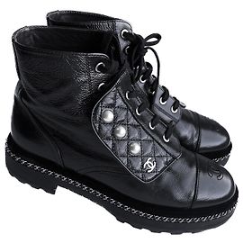 Chanel Stivali da combattimento con perle Nero