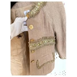 Chanel-Chaqueta de tweed beige adornada con joyas por 9,000 dólares.-Beige