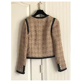 Chanel-Chaqueta de tweed beige con botones clásicos de CC.-Beige