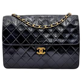 Chanel-Clásico atemporal de Chanel con solapa acolchada.-Negro
