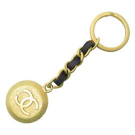 VINTAGE CHANEL KEY RING 1994 CC LOGO MEDALLION INTERLACED LEATHER CHAIN KEY RING Golden