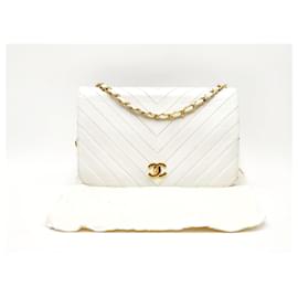 Chanel-Bolso de hombro blanco de solapa única clásico atemporal de Chanel con diseño de chevron.-Blanco