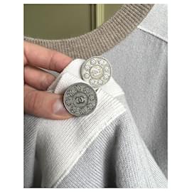 Chanel-Camisola de Caxemira com botões CC de Paris / Seul-Bege