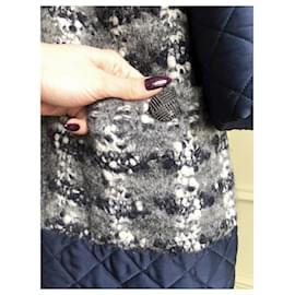 Chanel-Nuevo abrigo de tweed con botones de CC de Nueva París / Salzburgo.-Gris antracita