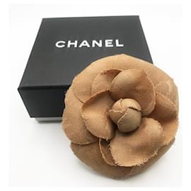 Chanel-Spilla vintage in lino con fiore di camelia Chanel-Cammello